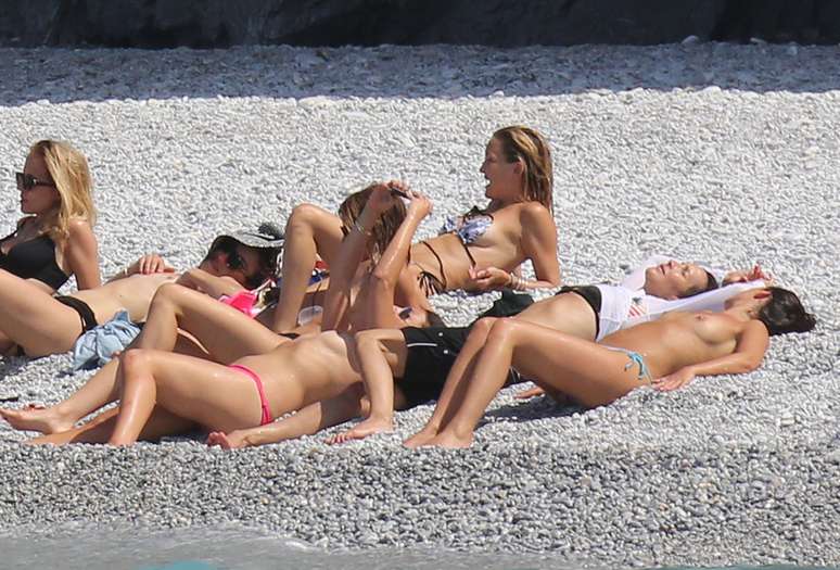 Atriz Kate Hudson curtiu dia de praia com as amigas