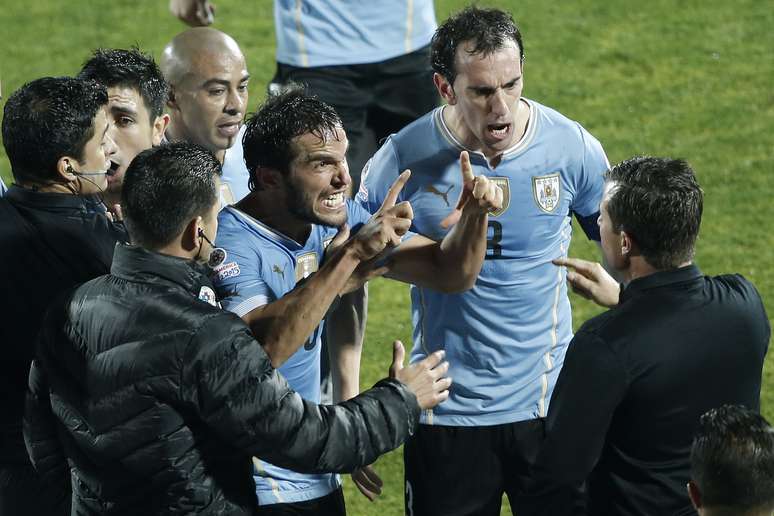 Godín se revoltou com a arbitragem brasileira no Chile x Uruguai