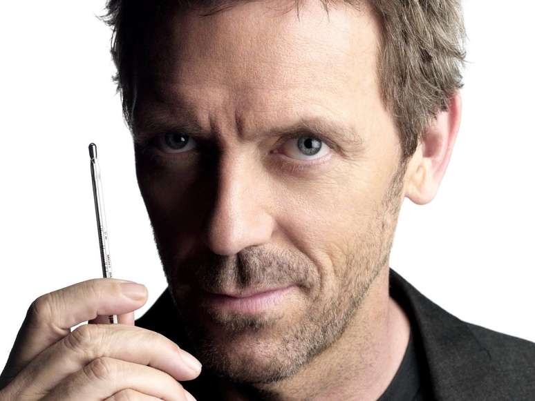 Hugh Laurie interpretando o arrogante médico doutor House