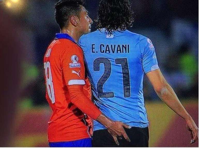 Jara foi flagrado pelas câmeras de TV provocando Edinson Cavani