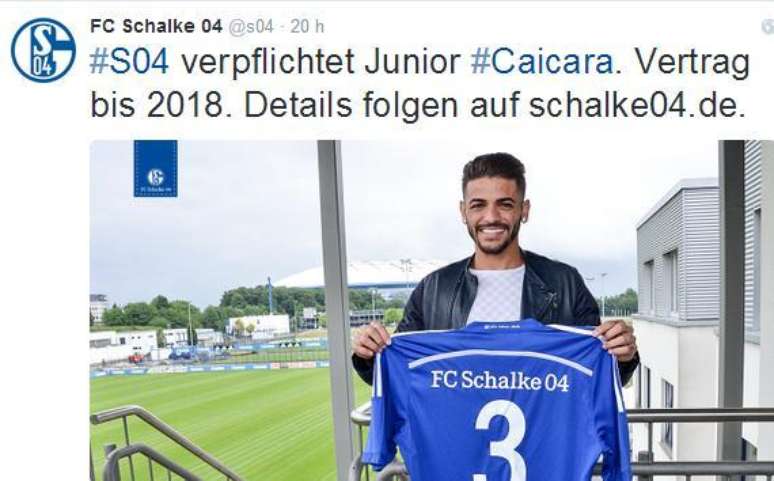 Júnior Caiçara exibe camisa do Schalke 04