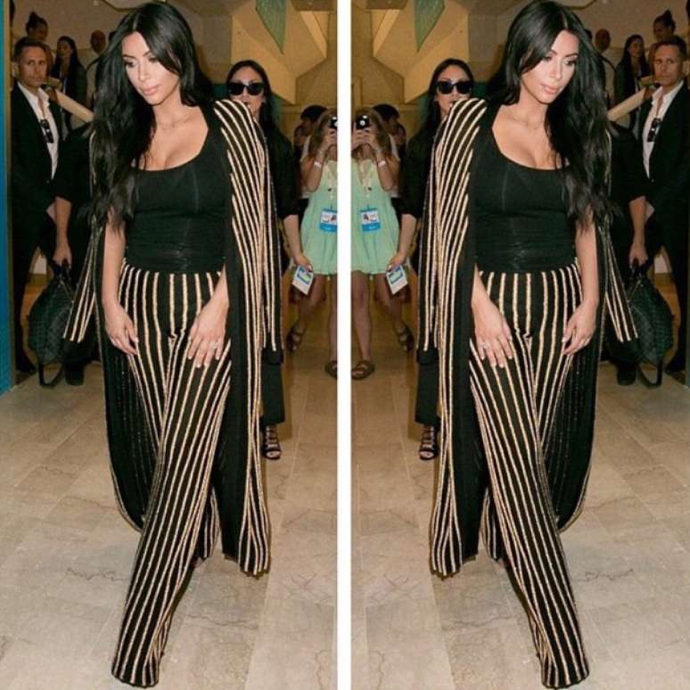 Em sua segunda aparição na premiação, Kim Kardashian usou conjunto preto com bordados dourados da grife Balmain