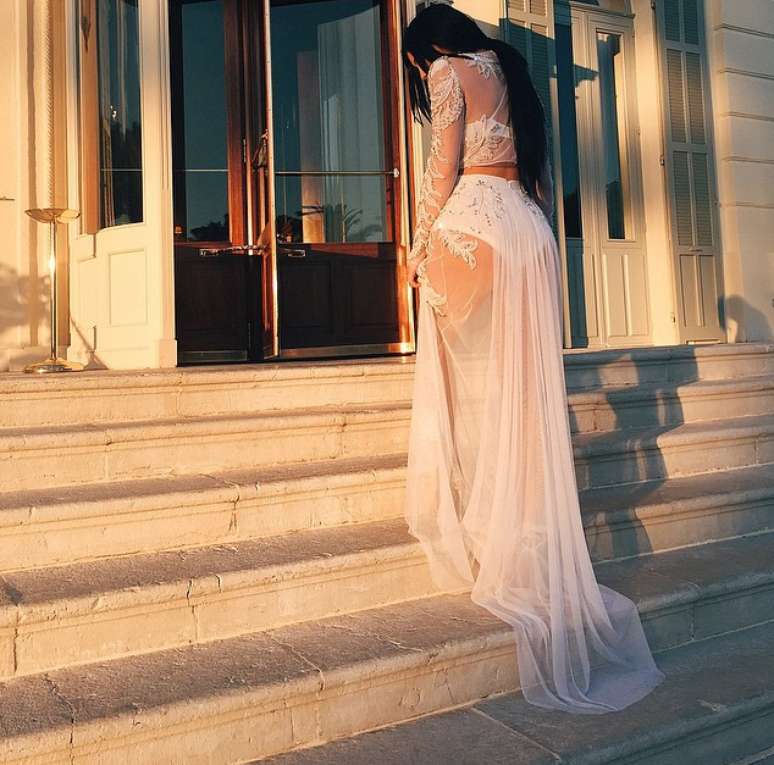 Kylie escolheu look branco transparente para festa em Cannes, na França
