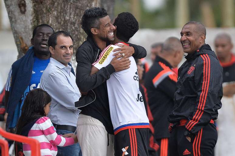 Léo Moura reencontra companheiros de Flamengo