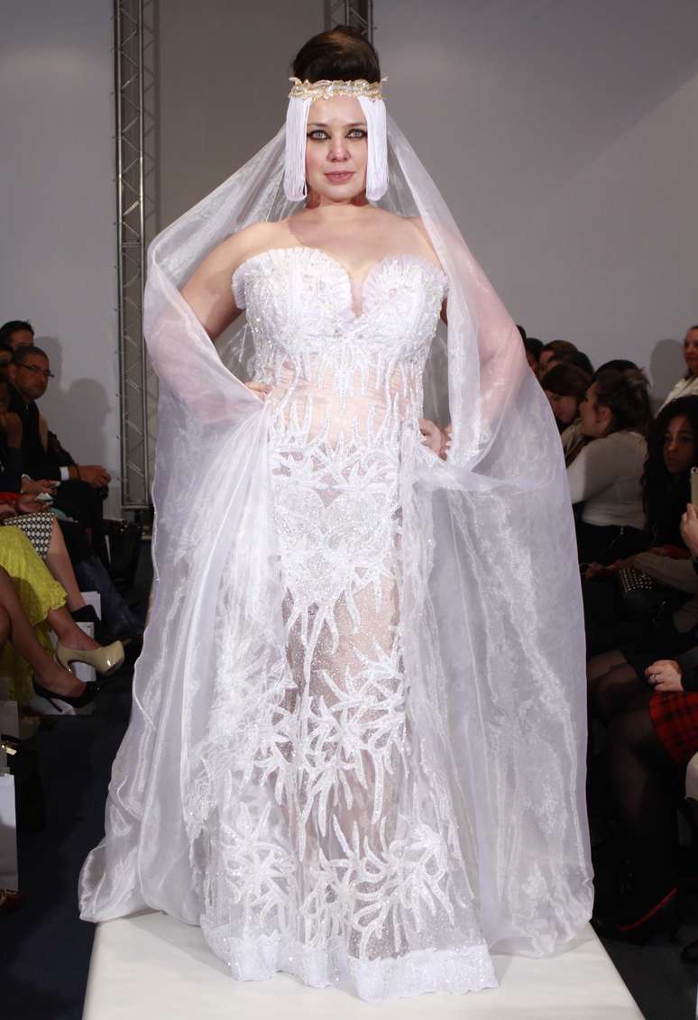 Transparência e bordado na medida também aparecem em modelo de vestido de noiva plus size