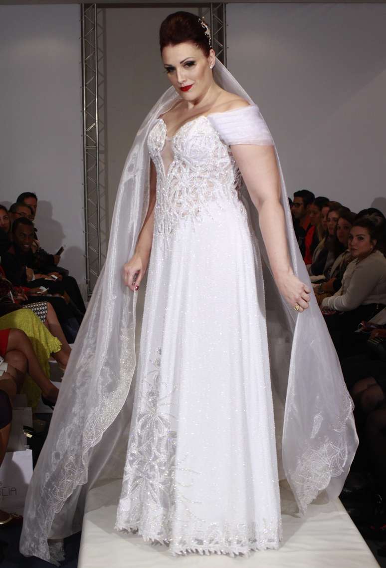 Desfile de looks moda festa e noivas de Edson Eddel 