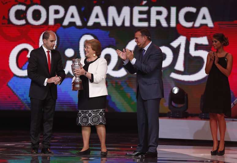 Napout (à dir) com a presidente do Chile, Michelle Bachelet, e o presidente da Federação Chilena, Sergio Jadue, durante evento pré-Copa América: ausência durante o torneio