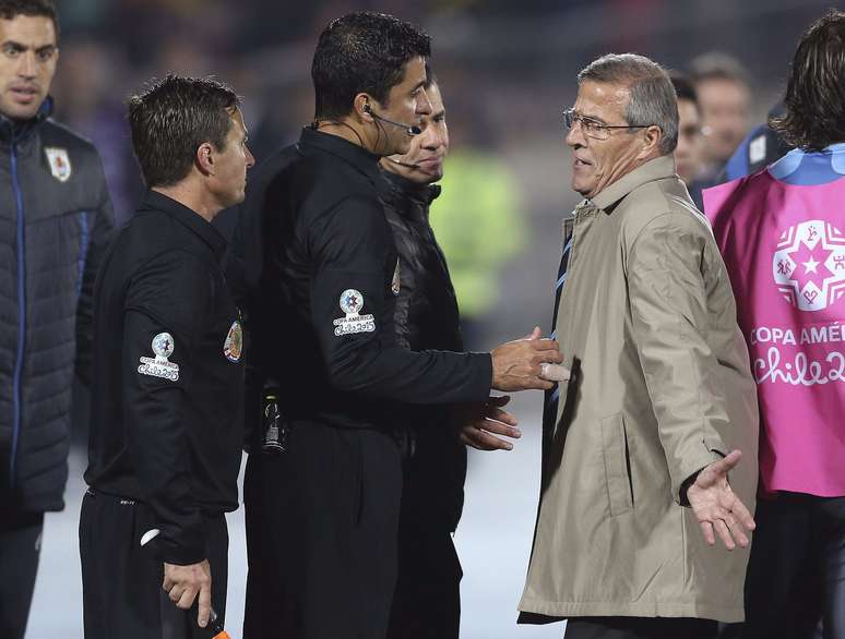 O sempre elegante Óscar Tabárez não gostou da atuação de Sandro Meira Ricci