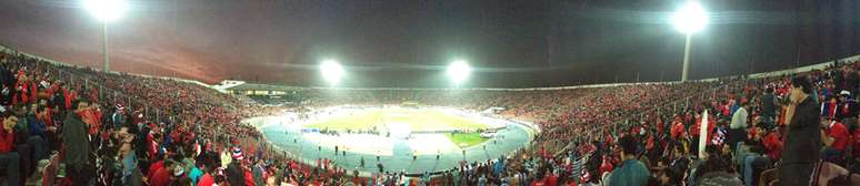 Panorâmica do estádio Nacional: 45 mil torcedores chilenos apoiando La Roja