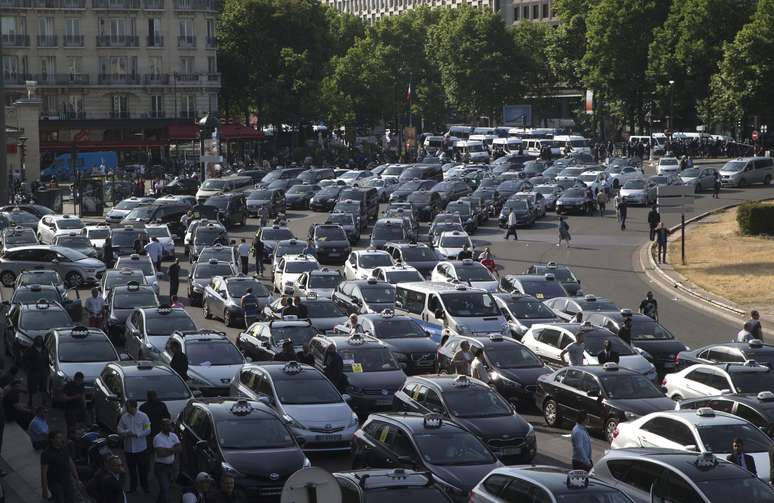 Motoristas protestam contra o Uber em Paris