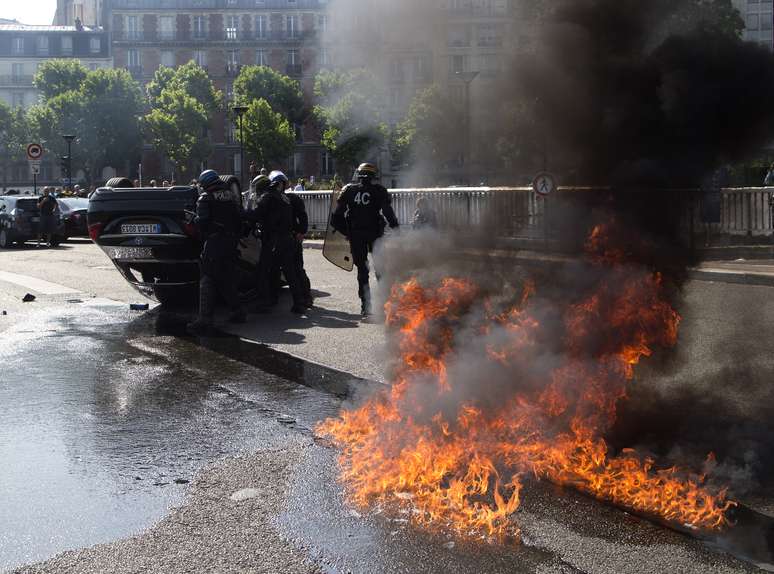 Taxistas incendiaram pneus nas estradas, e a polícia teve que intervir