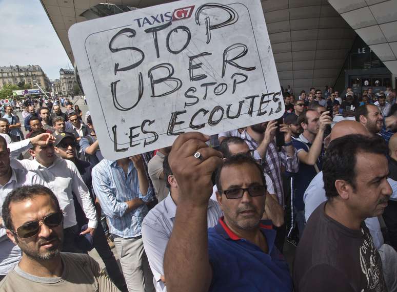 Taxistas reclamam da "concorrência selvagem" do aplicativo Uber