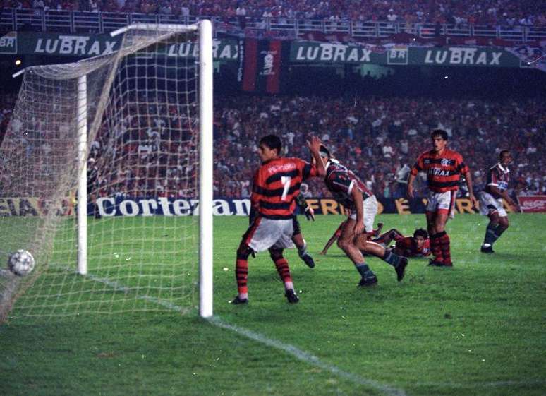 Gol de barriga Renato Gaúcho: 20 anos de lance histórico