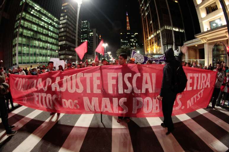 Manifestantes ligados ao Movimento dos Trabalhadores Sem Teto (MTST) realizam um protesto em São Paulo (SP)