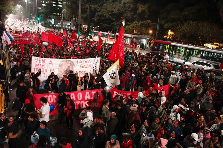 Manifestantes ligados ao Movimento dos Trabalhadores Sem Teto (MTST) realizam um protesto em São Paulo (SP)