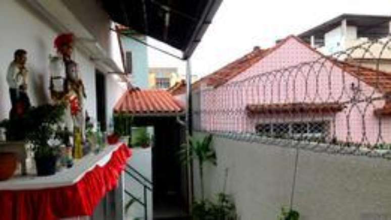 Arame farpado protege templo no Rio; caso de menina apedrejada ap&oacute;s culto de candombl&eacute; evidencia, segundo dirigentes, o aumento das hostilidades