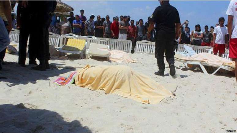 Corpos em praia de Sousse, na Tunísia; maioria das vítimas são turistas