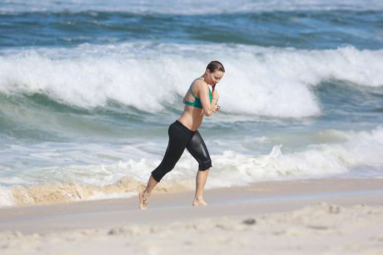 Atriz Rita Guedes caminha na praia da Barra da Tijuca na manhã desta sexta-feira (26) 