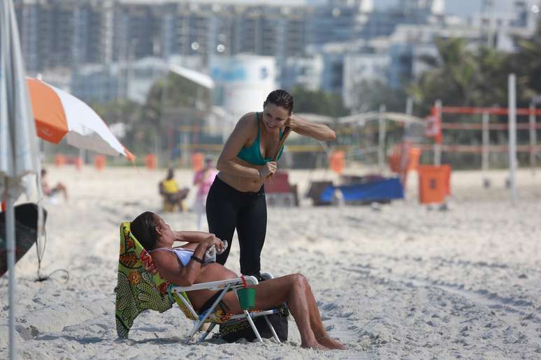 Atriz Rita Guedes caminha na praia da Barra da Tijuca na manhã desta sexta-feira (26) 