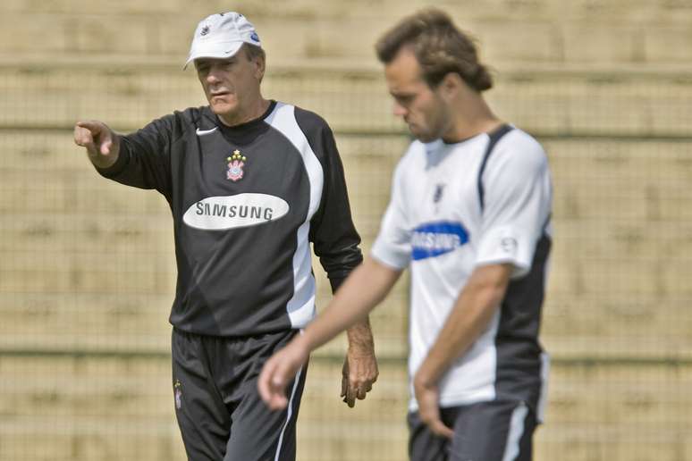 Ademar Braga teve a oportunidade de comandar jogadores como Roger Flores