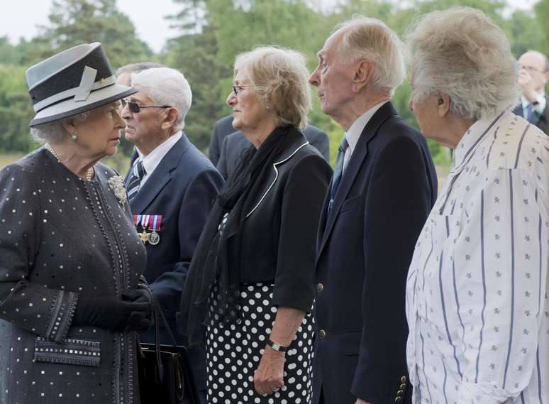 Rainha Elizabeth conversa com sobreviventes do campo de concentra&ccedil;&atilde;o