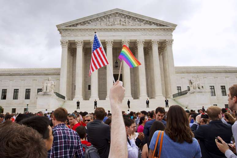 Centenas de pessoas comemoram a liberação do casamento gay do lado de fora da Suprema Corte em Washington, depois de o tribunal declarar que casais do mesmo sexo têm o direito de se casar em qualquer lugar dos EUA