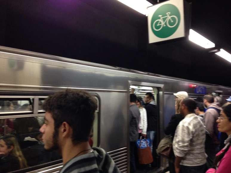 Passageiros tiveram dificuldade para embarcar na estação Ana Rosa da Linha Azul