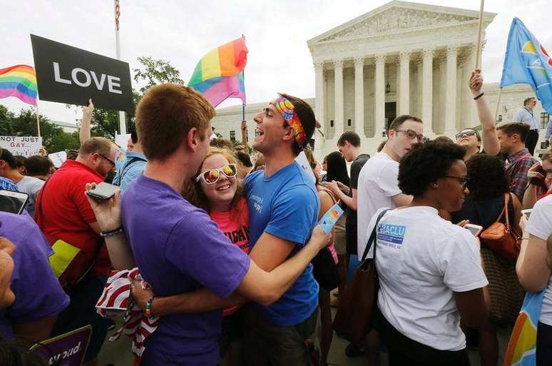 Apoiadores do movimento dos direitos dos gays comemoram decisão da Suprema Corte, em Washington, nos Estados Unidos, nesta sexta-feira. 26/06/2015