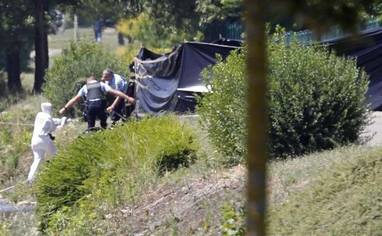 Investigadores franceses em local de ataque à usina de gás em Saint-Quentin-Fallavier. 26/06/2015