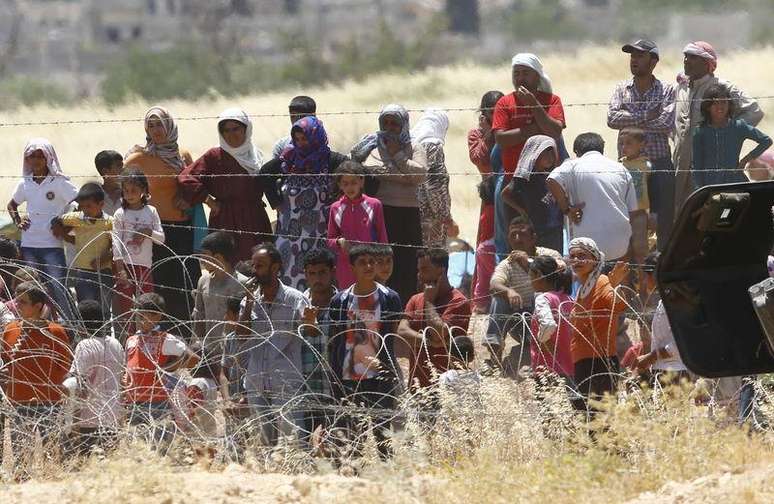Sírios cruzando a fronteira para a Turquia, na cidade de Suruc. 26/06/2015
