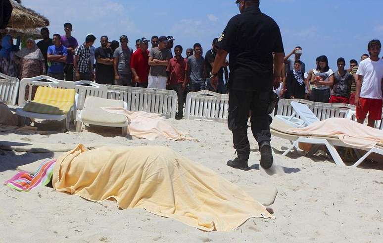 Corpo de turista morto por homem armado perto de hotel em Sousse, na Tunísia. 26/06/2015