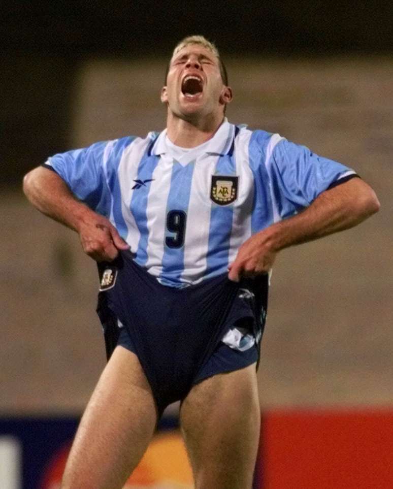 Martin Palermo se desespera com pênaltis perdidos em 1999
