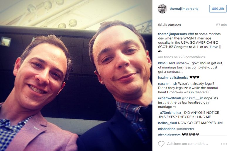Jim Parsons (à dir), que interpreta Sheldon na série The Big Bang Theory, postou uma foto com o companheiro, Todd Spiewak, com a seguinte mensagem: "Para um dia aleatório quando não havia casamento igualitárionos Estados Unidos. Vai América! Vai Scotus! Parabéns a todos nós"