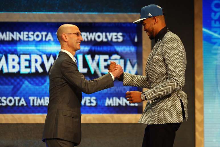 Karl-Anthony Towns cumprimenta comissário Adam Silver após ser draftado