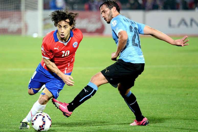 Se não brilhou na final, Valdivia teve grande atuação em outros jogos - contra o Uruguai (foto) foi o melhor em campo