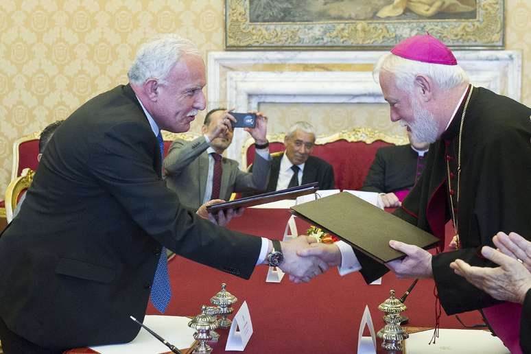 Dom Paul Richard Gallagher (à direita) e ministro das Relações Exteriores palestino, Riyad al-Malki, selam acordo no Vaticano, em 26 de junho