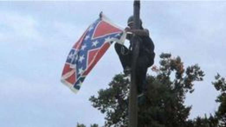 Ativista escalou nove metros de altura para retirar a bandeira