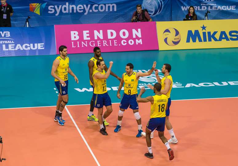 Jogadores do Brasil comemoram vitória sobre a Austrália