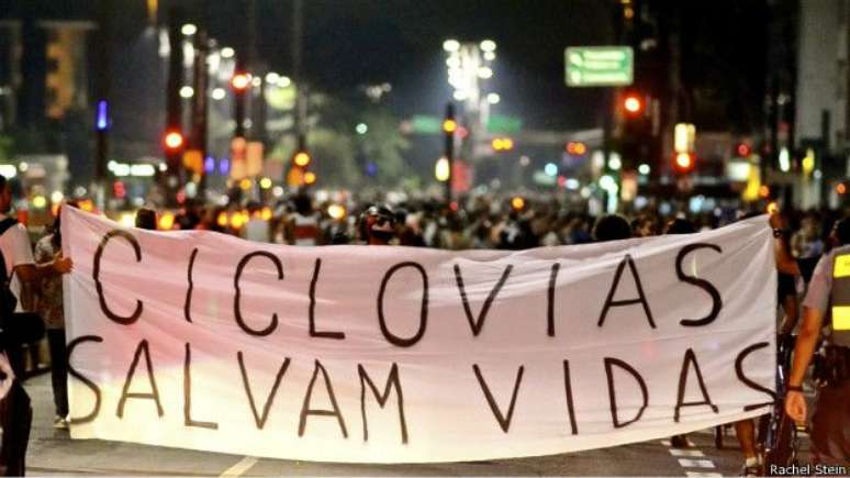 Ciclistas protestam na Paulista contra suspensão das obras pela Justiça