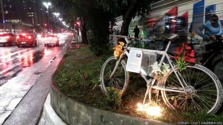 Ghost bike em homenagem à ciclista Marcia Prado, que morreu em acidente na Paulista