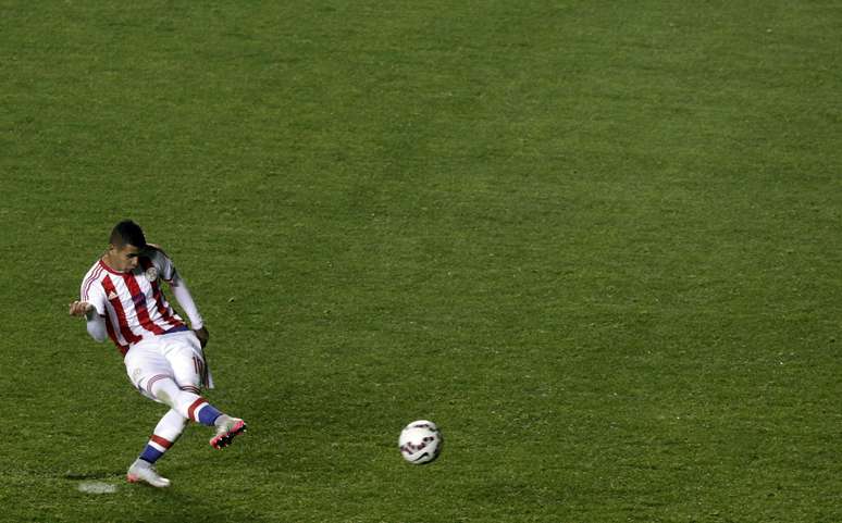 Derlis González fechou a decisão por pênaltis e garantiu o Paraguai na semifinal da Copa América