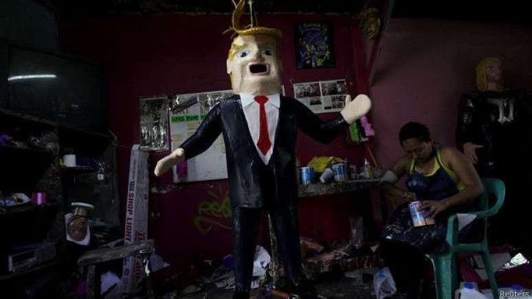 Artista mexicano indignado com declarações de Trump fabricou um boneco do empresário para que mexicanos descarregassem &#034;ira&#034; contra o americano
