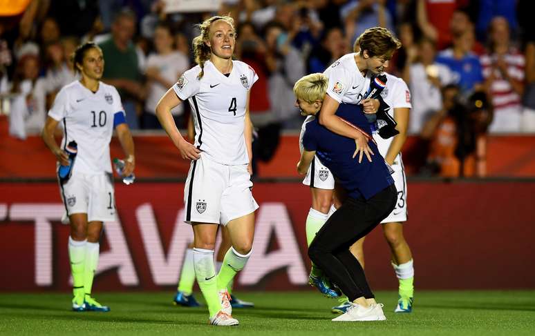 Jogadoras dos Estados Unidos festejam vitória sobre a China