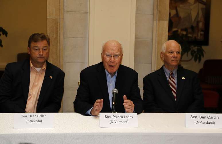 Senador americano democrata Patrick Leahy (ao centro) fala durante coletiva de imprensa em Havana sobre reabertura de embaixadas 