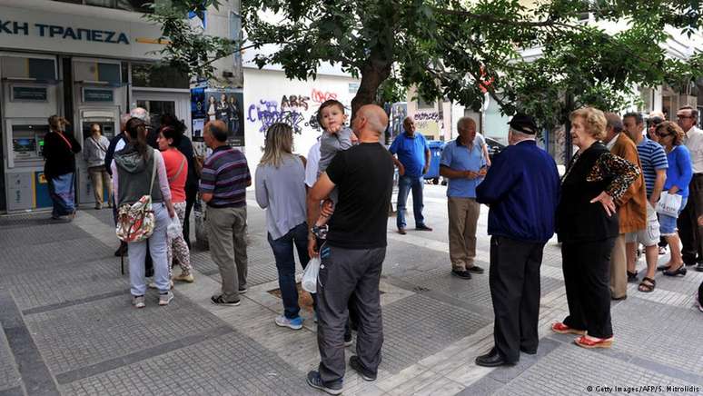 Gregos fazem fila para retirar dinheiro em caixas eletrônicos