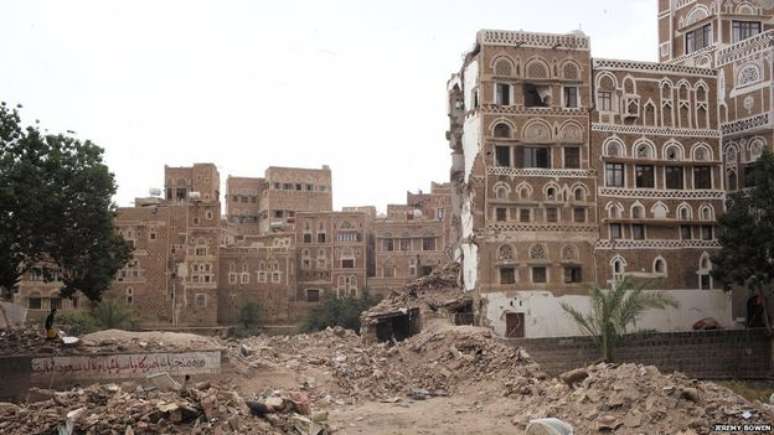 Parte da cidade antiga de Sanaa, patrimônio mundial da Unesco, foi destruída. A coalizão negou que os estragos tenham sido causados por ataques aéreos. Sanaa tem moradores há cerca de 2,5 mil anos. A Unesco diz que isso inclui cerca de 6 mil casas construídas antes do século 11