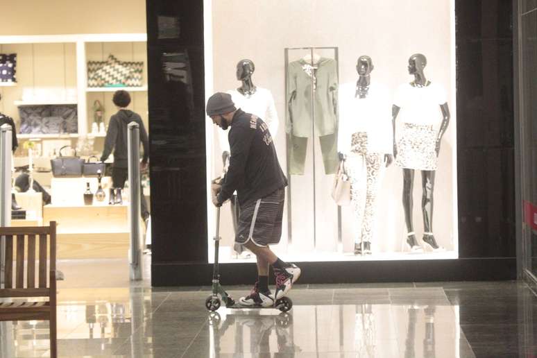 Belo é flagrado passeando de patinete em shopping do Rio de Janeiro, na noite desta sexta-feira (26)