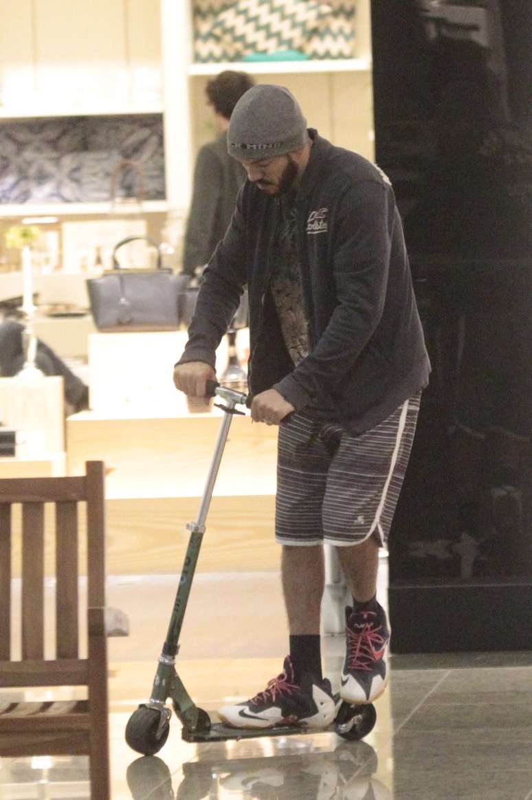 Belo é flagrado passeando de patinete em shopping do Rio de Janeiro, na noite desta sexta-feira (26)