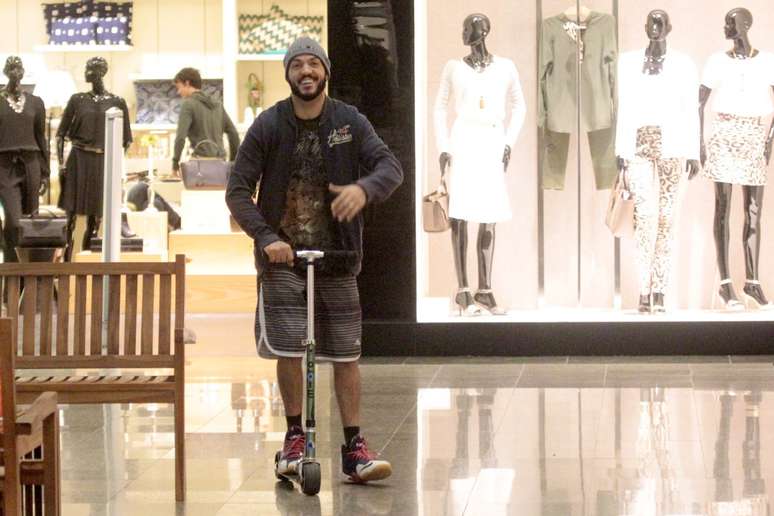 Belo é flagrado passeando de patinete em shopping do Rio de Janeiro, na noite desta sexta-feira (26)