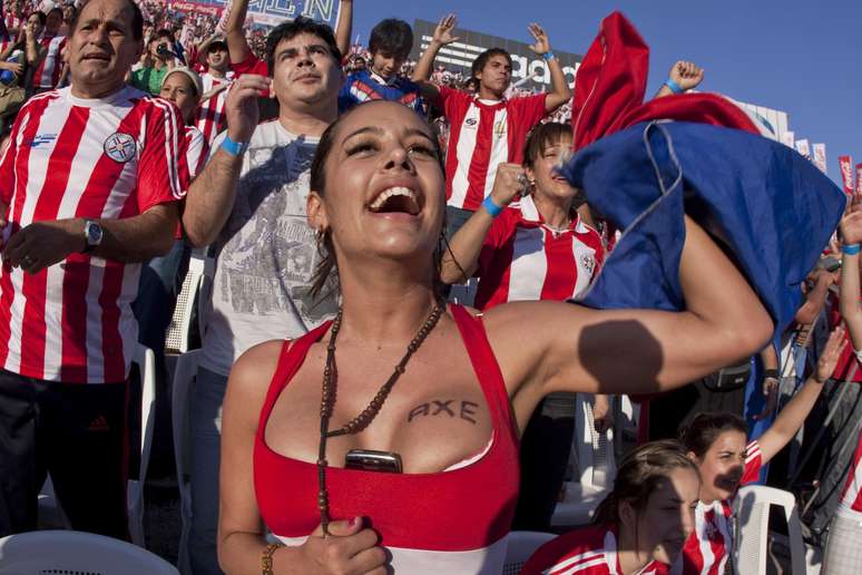 Larissa Riquelme ficou famosa ao aparecer com um celular entre os seios na Copa de 2010